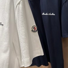 Moncler蒙家 2026春夏最新男女同款👫贸易订单短袖T恤,全品相!!网红款!采用logo图案刺绣设 Moncler蒙家 2026春夏最新男女同款👫贸易订单短袖T恤,全品相!!网红款!采用logo图案刺绣设