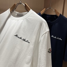 Moncler蒙家 2026春夏最新男女同款👫贸易订单短袖T恤,全品相!!网红款!采用logo图案刺绣设 Moncler蒙家 2026春夏最新男女同款👫贸易订单短袖T恤,全品相!!网红款!采用logo图案刺绣设