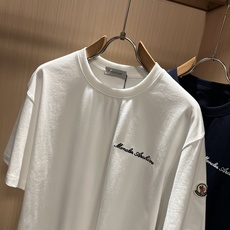 Moncler蒙家 2026春夏最新男女同款👫贸易订单短袖T恤,全品相!!网红款!采用logo图案刺绣设 Moncler蒙家 2026春夏最新男女同款👫贸易订单短袖T恤,全品相!!网红款!采用logo图案刺绣设