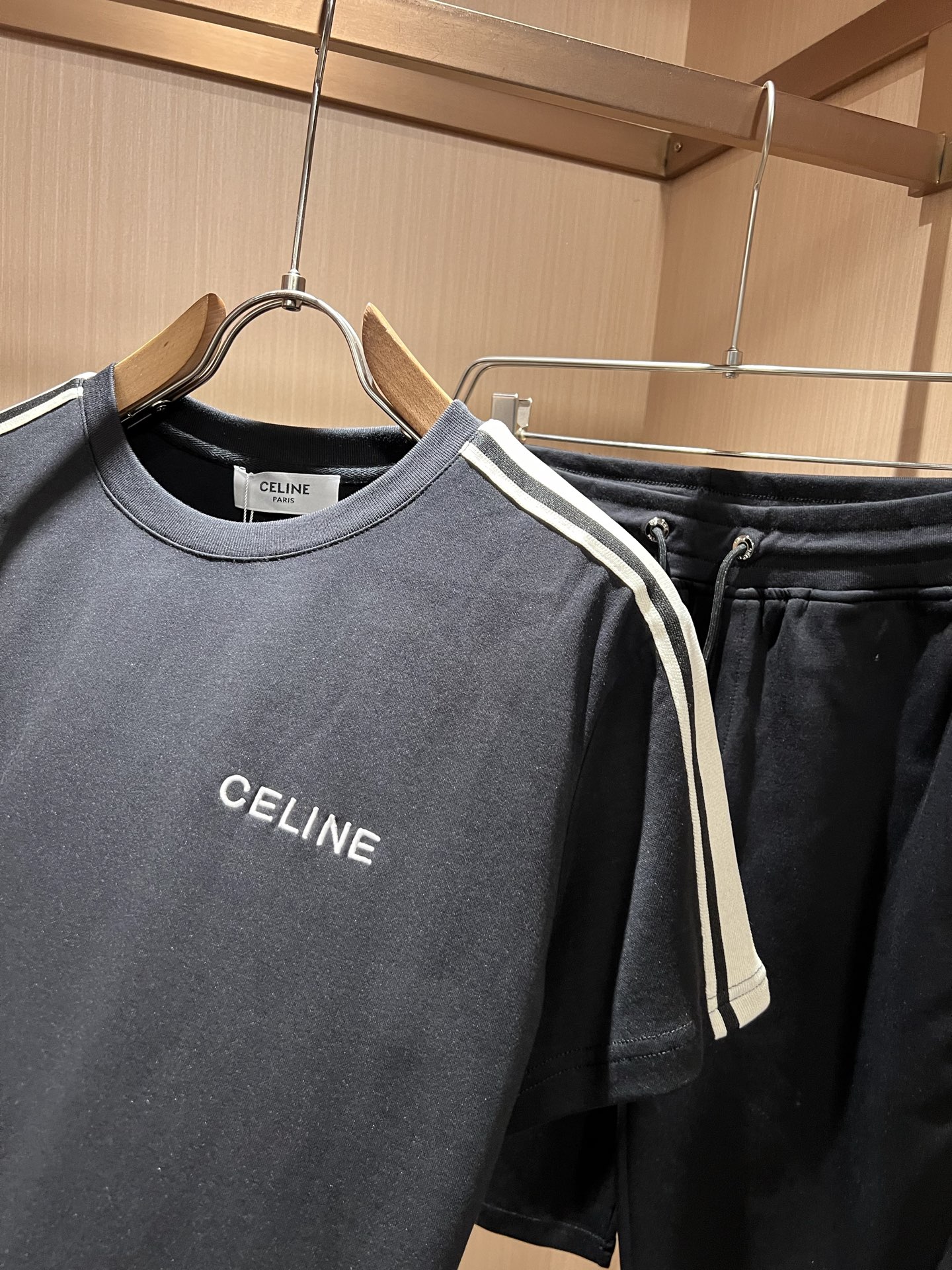 CELIN*瑟琳 2026春夏新款时尚休闲圆领套装,经典男女同款情侣👫短袖T恤衫!贸易公司渠道稀出,同步 CELIN*瑟琳 2026春夏新款时尚休闲圆领套装,经典男女同款情侣👫短袖T恤衫!贸易公司渠道稀出,同步