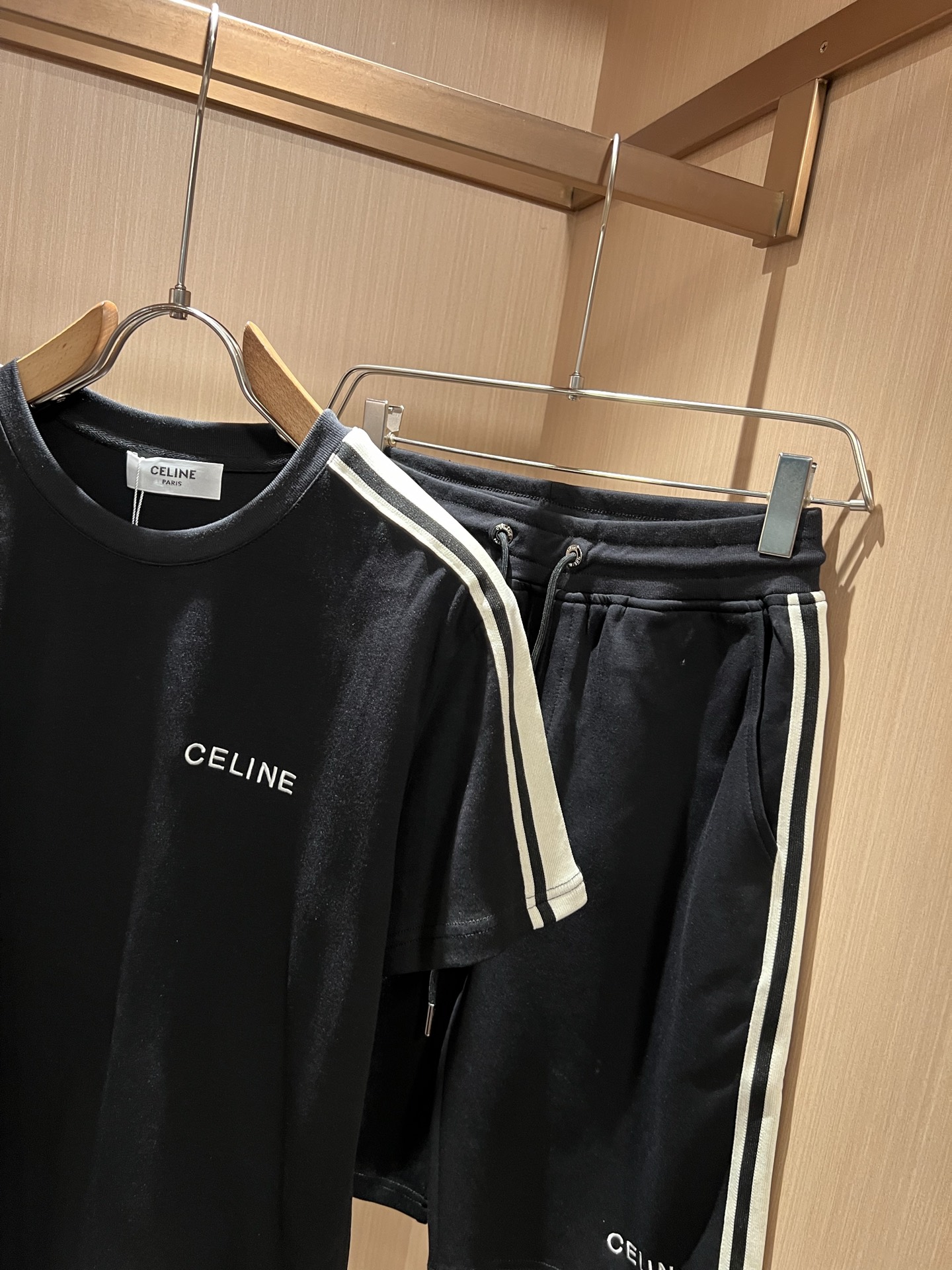 CELIN*瑟琳 2026春夏新款时尚休闲圆领套装,经典男女同款情侣👫短袖T恤衫!贸易公司渠道稀出,同步 CELIN*瑟琳 2026春夏新款时尚休闲圆领套装,经典男女同款情侣👫短袖T恤衫!贸易公司渠道稀出,同步