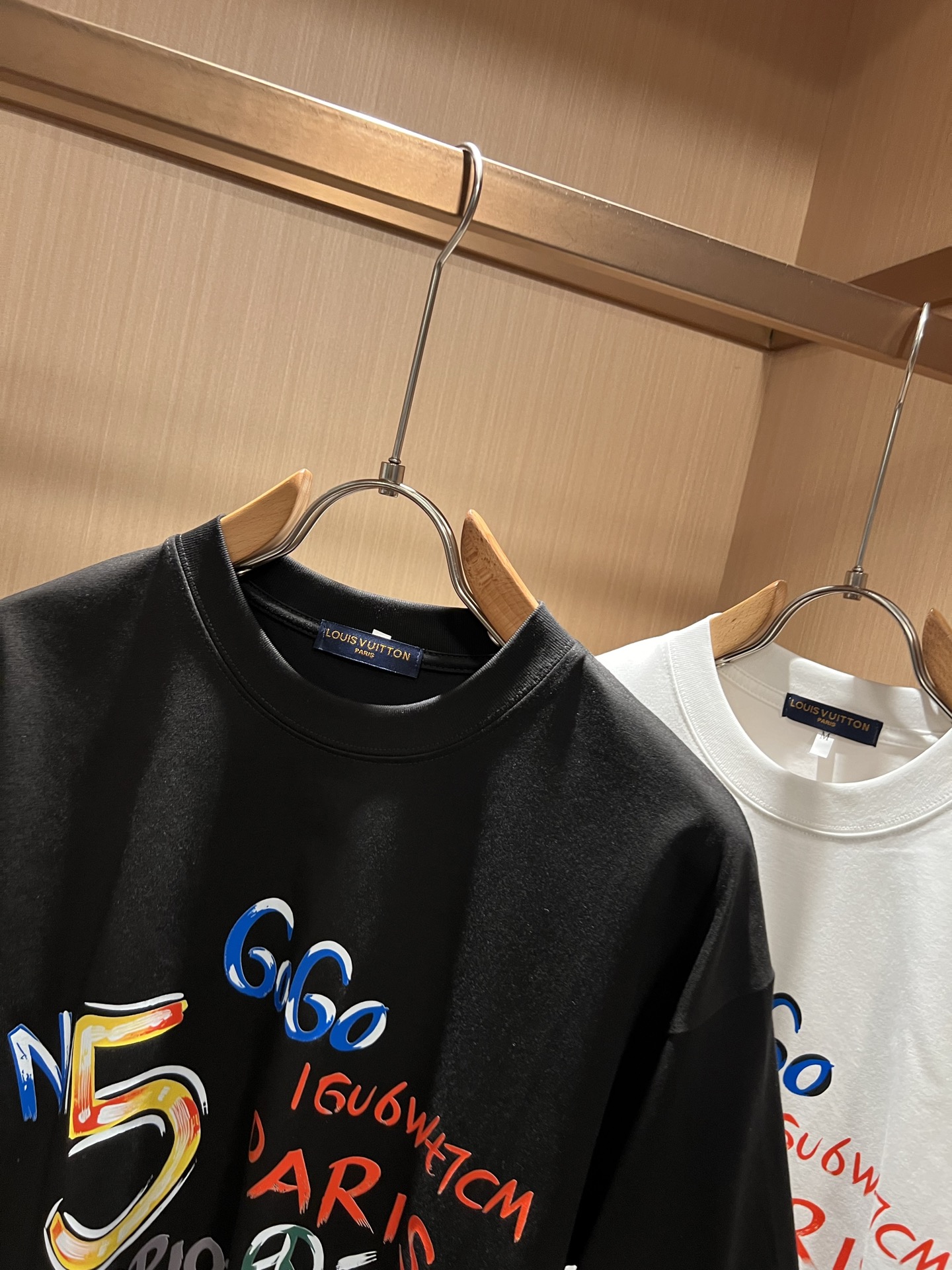 LouisVuitt*路易*登 2026春夏全新系列单品上线,非常时髦前卫的一款男女同款短袖T恤,标识l LouisVuitt*路易*登 2026春夏全新系列单品上线,非常时髦前卫的一款男女同款短袖T恤,标识l