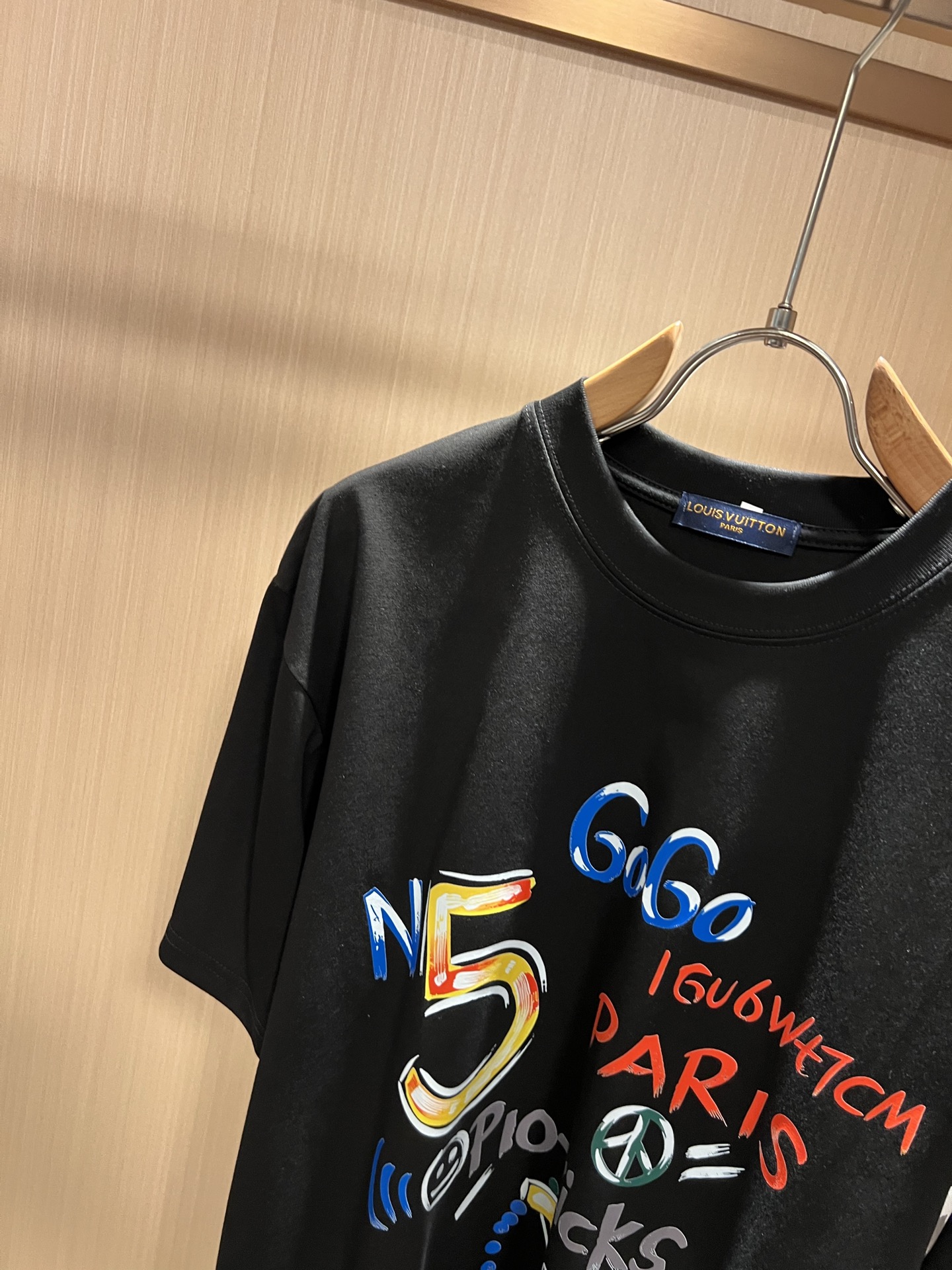 LouisVuitt*路易*登 2026春夏全新系列单品上线,非常时髦前卫的一款男女同款短袖T恤,标识l LouisVuitt*路易*登 2026春夏全新系列单品上线,非常时髦前卫的一款男女同款短袖T恤,标识l
