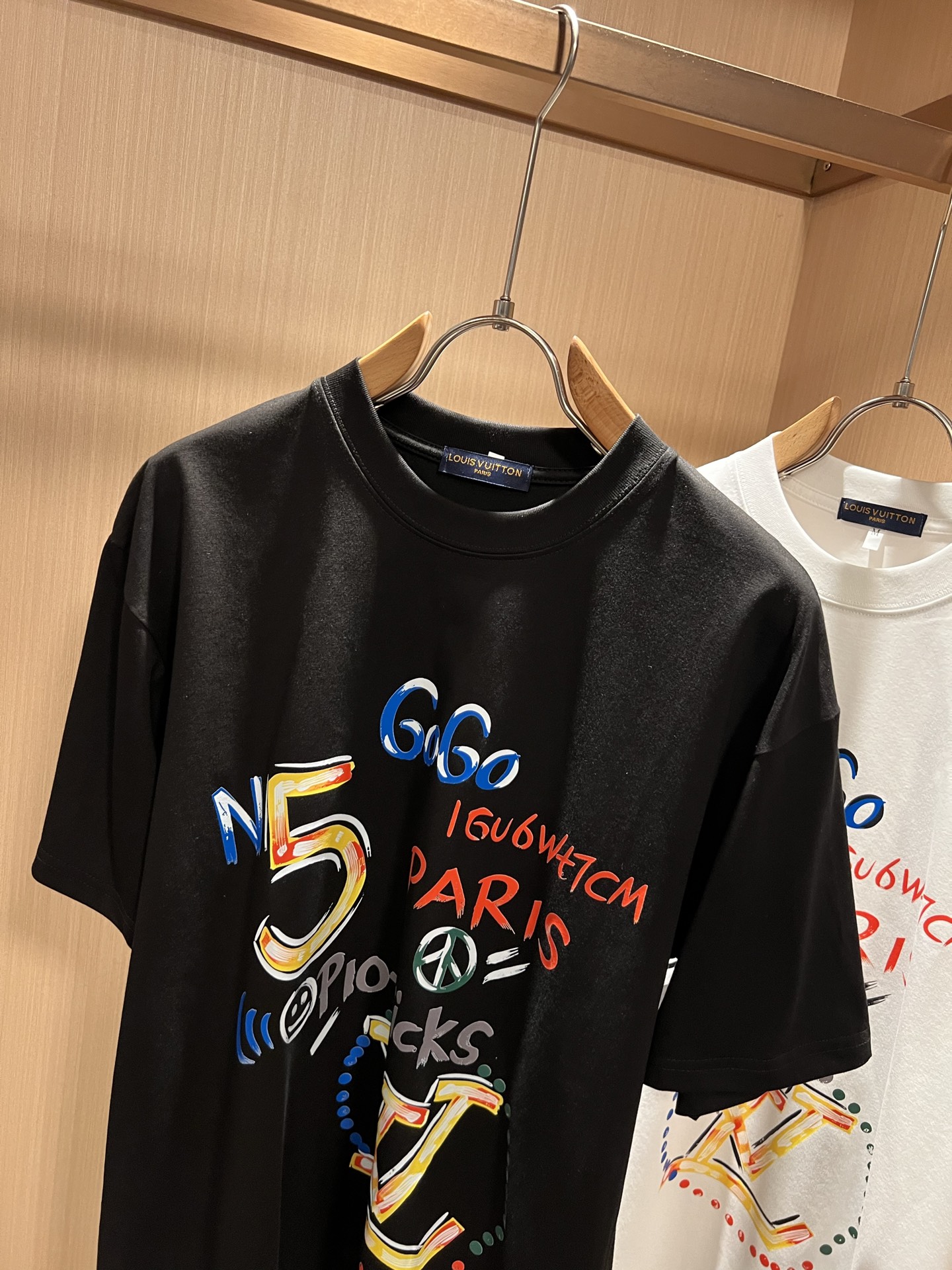 LouisVuitt*路易*登 2026春夏全新系列单品上线,非常时髦前卫的一款男女同款短袖T恤,标识l LouisVuitt*路易*登 2026春夏全新系列单品上线,非常时髦前卫的一款男女同款短袖T恤,标识l