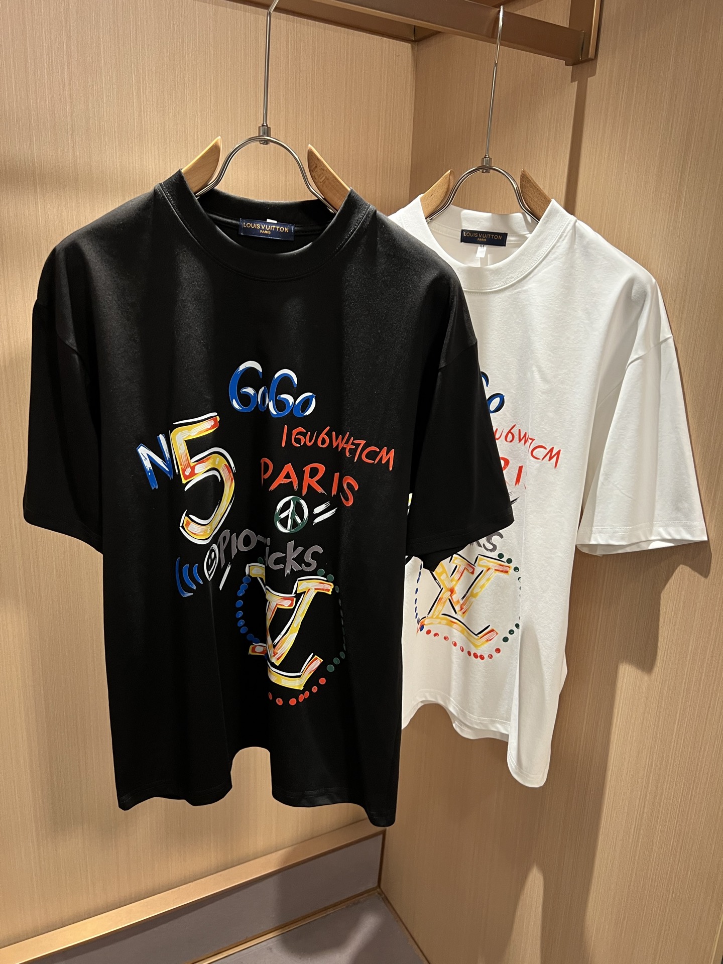 LouisVuitt*路易*登 2026春夏全新系列单品上线,非常时髦前卫的一款男女同款短袖T恤,标识l LouisVuitt*路易*登 2026春夏全新系列单品上线,非常时髦前卫的一款男女同款短袖T恤,标识l