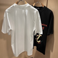 LouisVuitt*路易*登 2026春夏全新系列单品上线,非常时髦前卫的一款男女同款短袖T恤,标识l LouisVuitt*路易*登 2026春夏全新系列单品上线,非常时髦前卫的一款男女同款短袖T恤,标识l