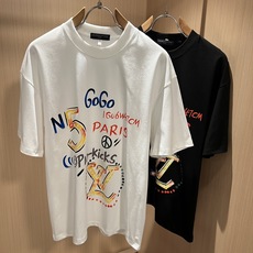 LouisVuitt*路易*登 2026春夏全新系列单品上线,非常时髦前卫的一款男女同款短袖T恤,标识l LouisVuitt*路易*登 2026春夏全新系列单品上线,非常时髦前卫的一款男女同款短袖T恤,标识l