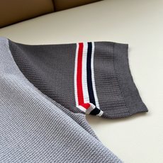 ThomBrow*e汤姆*朗 ~2026春夏新款短袖冰丝伊力特针织面料!官网同步有售,独特设计魅力,非常 ThomBrow*e汤姆*朗 ~2026春夏新款短袖冰丝伊力特针织面料!官网同步有售,独特设计魅力,非常