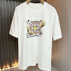 LouisVuitt*路易*登 2026春夏全新系列单品上线,非常时髦前卫的一款男女同款短袖T恤,标识l LouisVuitt*路易*登 2026春夏全新系列单品上线,非常时髦前卫的一款男女同款短袖T恤,标识l