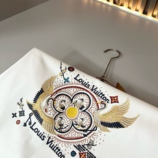 LouisVuitt*路易*登 2026春夏全新系列单品上线,非常时髦前卫的一款男女同款短袖T恤,标识l LouisVuitt*路易*登 2026春夏全新系列单品上线,非常时髦前卫的一款男女同款短袖T恤,标识l