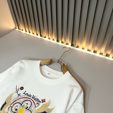 LouisVuitt*路易*登 2026春夏全新系列单品上线,非常时髦前卫的一款男女同款短袖T恤,标识l LouisVuitt*路易*登 2026春夏全新系列单品上线,非常时髦前卫的一款男女同款短袖T恤,标识l