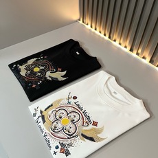 LouisVuitt*路易*登 2026春夏全新系列单品上线,非常时髦前卫的一款男女同款短袖T恤,标识l LouisVuitt*路易*登 2026春夏全新系列单品上线,非常时髦前卫的一款男女同款短袖T恤,标识l