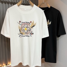 LouisVuitt*路易*登 2026春夏全新系列单品上线,非常时髦前卫的一款男女同款短袖T恤,标识l LouisVuitt*路易*登 2026春夏全新系列单品上线,非常时髦前卫的一款男女同款短袖T恤,标识l
