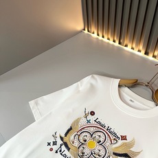 LouisVuitt*路易*登 2026春夏全新系列单品上线,非常时髦前卫的一款男女同款短袖T恤,标识l LouisVuitt*路易*登 2026春夏全新系列单品上线,非常时髦前卫的一款男女同款短袖T恤,标识l