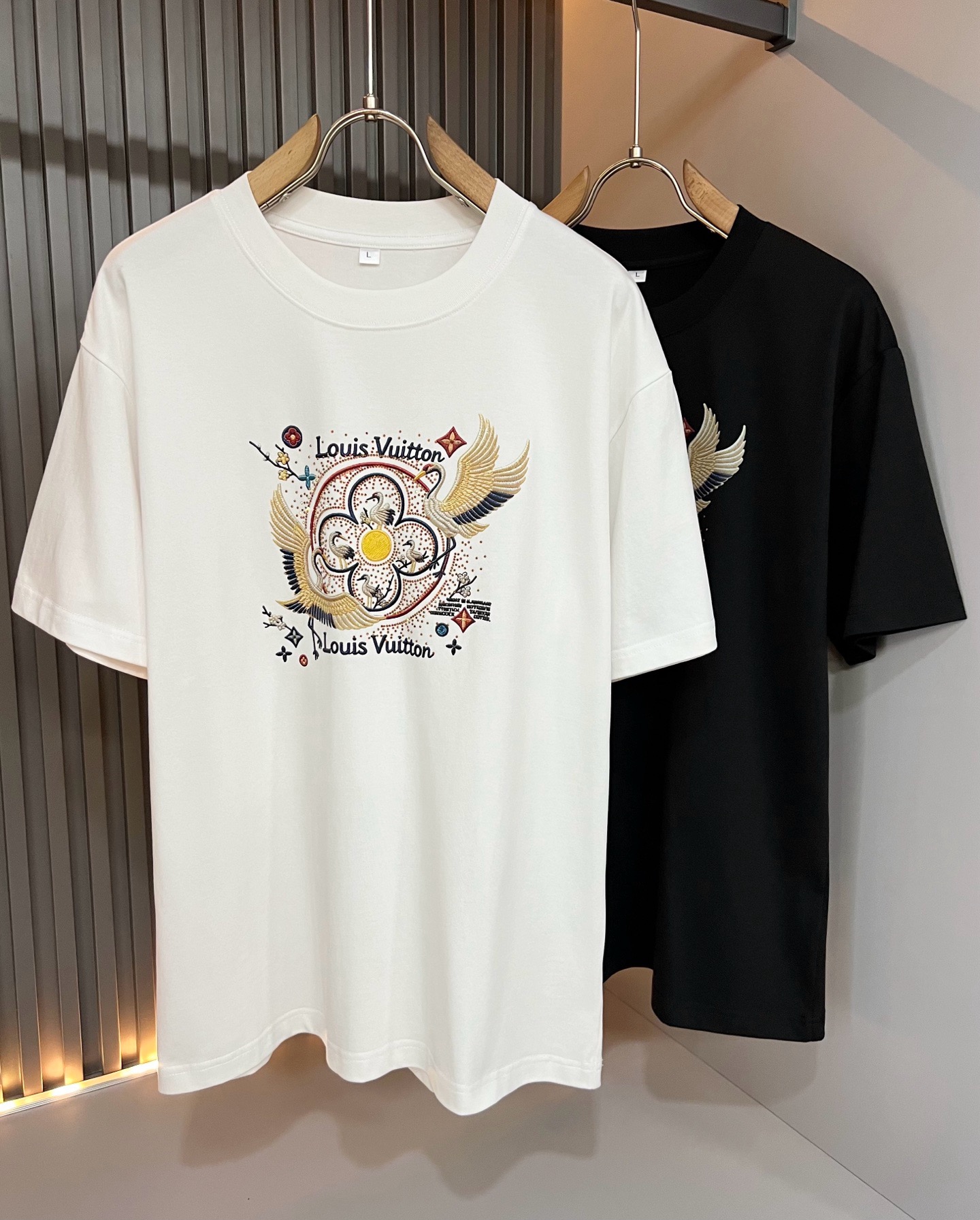 LouisVuitt*路易*登 2026春夏全新系列单品上线，非常时髦前卫的一款男女同款短袖T恤，标识l