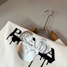 PRAD*A普*达2026春夏新款男女同款👫短袖T恤,最新款全网独家首上!!~既经典有时尚百搭,谁不爱啊 PRAD*A普*达2026春夏新款男女同款👫短袖T恤,最新款全网独家首上!!~既经典有时尚百搭,谁不爱啊