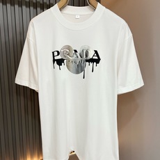 PRAD*A普*达2026春夏新款男女同款👫短袖T恤,最新款全网独家首上!!~既经典有时尚百搭,谁不爱啊 PRAD*A普*达2026春夏新款男女同款👫短袖T恤,最新款全网独家首上!!~既经典有时尚百搭,谁不爱啊