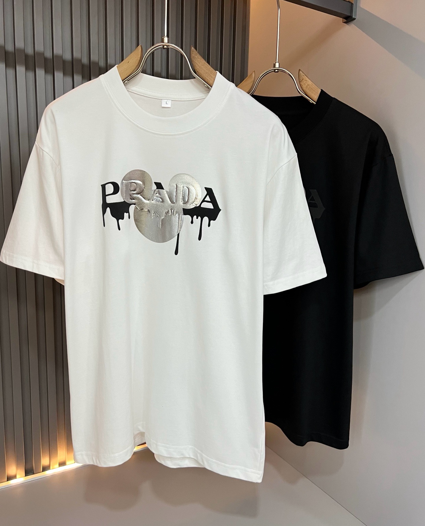 PRAD*A普*达2026春夏新款男女同款👫短袖T恤,最新款全网独家首上!!~既经典有时尚百搭,谁不爱啊 PRAD*A普*达2026春夏新款男女同款👫短袖T恤,最新款全网独家首上!!~既经典有时尚百搭,谁不爱啊