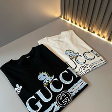 Gucc*古家 2026春夏新款男女同情侣款👫休闲宽松棉质圆领短袖T恤衫!贸易公司渠道稀出,同步官网发售 Gucc*古家 2026春夏新款男女同情侣款👫休闲宽松棉质圆领短袖T恤衫!贸易公司渠道稀出,同步官网发售