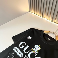 Gucc*古家 2026春夏新款男女同情侣款👫休闲宽松棉质圆领短袖T恤衫!贸易公司渠道稀出,同步官网发售 Gucc*古家 2026春夏新款男女同情侣款👫休闲宽松棉质圆领短袖T恤衫!贸易公司渠道稀出,同步官网发售