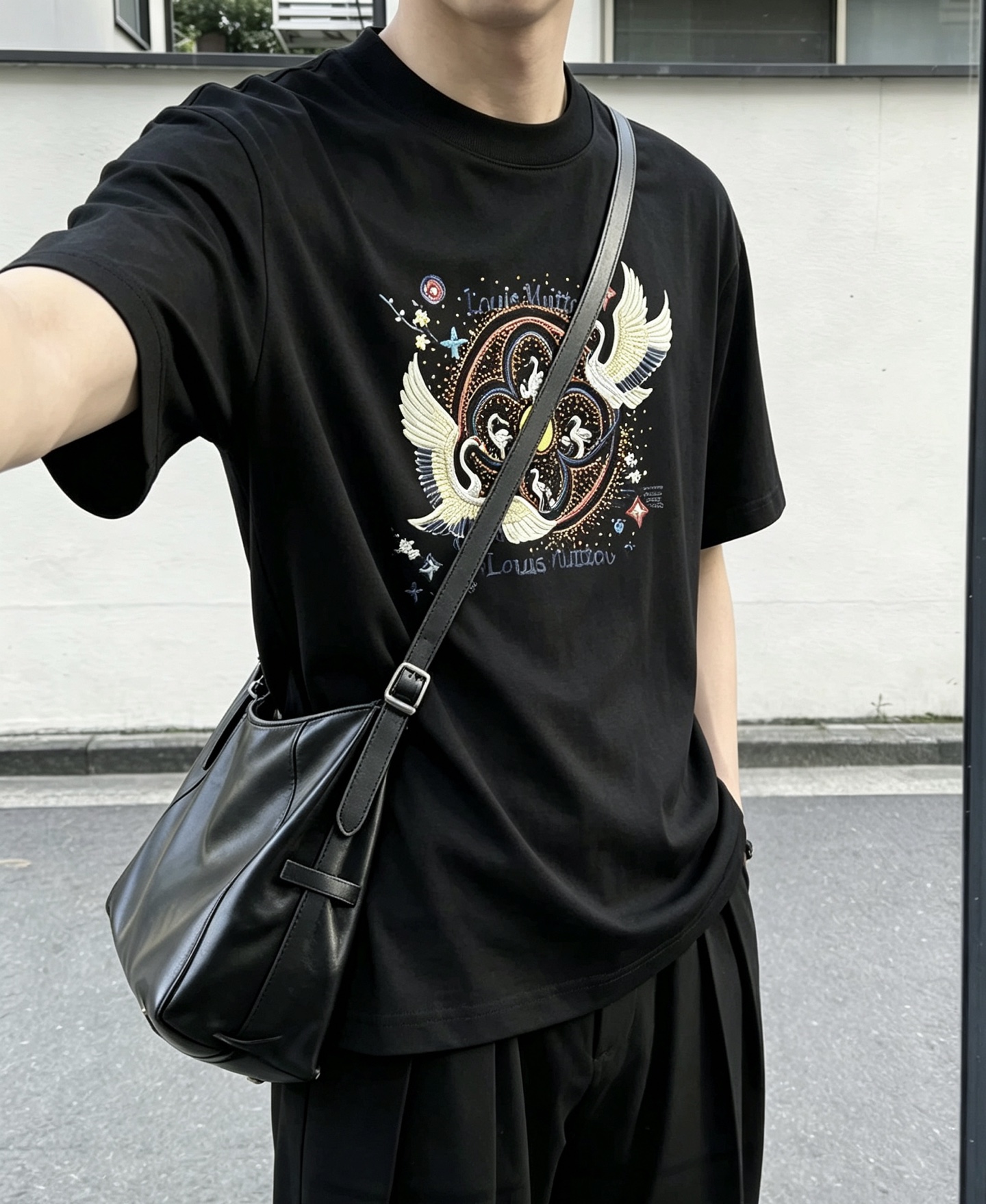 LouisVuitt*路易*登 2026春夏全新系列单品上线，非常时髦前卫的一款男女同款短袖T恤，标识l