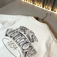 LouisVuitt*路易*登 2026春夏全新系列单品上线,非常时髦前卫的一款男女同款短袖T恤,标识l LouisVuitt*路易*登 2026春夏全新系列单品上线,非常时髦前卫的一款男女同款短袖T恤,标识l