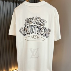 LouisVuitt*路易*登 2026春夏全新系列单品上线,非常时髦前卫的一款男女同款短袖T恤,标识l LouisVuitt*路易*登 2026春夏全新系列单品上线,非常时髦前卫的一款男女同款短袖T恤,标识l