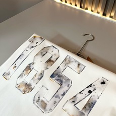 LouisVuitt*路易*登 2026春夏全新系列单品上线,非常时髦前卫的一款男女同款短袖T恤,标识l LouisVuitt*路易*登 2026春夏全新系列单品上线,非常时髦前卫的一款男女同款短袖T恤,标识l