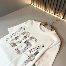 LouisVuitt*路易*登 2026春夏全新系列单品上线,非常时髦前卫的一款男女同款短袖T恤,标识l LouisVuitt*路易*登 2026春夏全新系列单品上线,非常时髦前卫的一款男女同款短袖T恤,标识l
