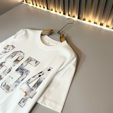 LouisVuitt*路易*登 2026春夏全新系列单品上线,非常时髦前卫的一款男女同款短袖T恤,标识l LouisVuitt*路易*登 2026春夏全新系列单品上线,非常时髦前卫的一款男女同款短袖T恤,标识l