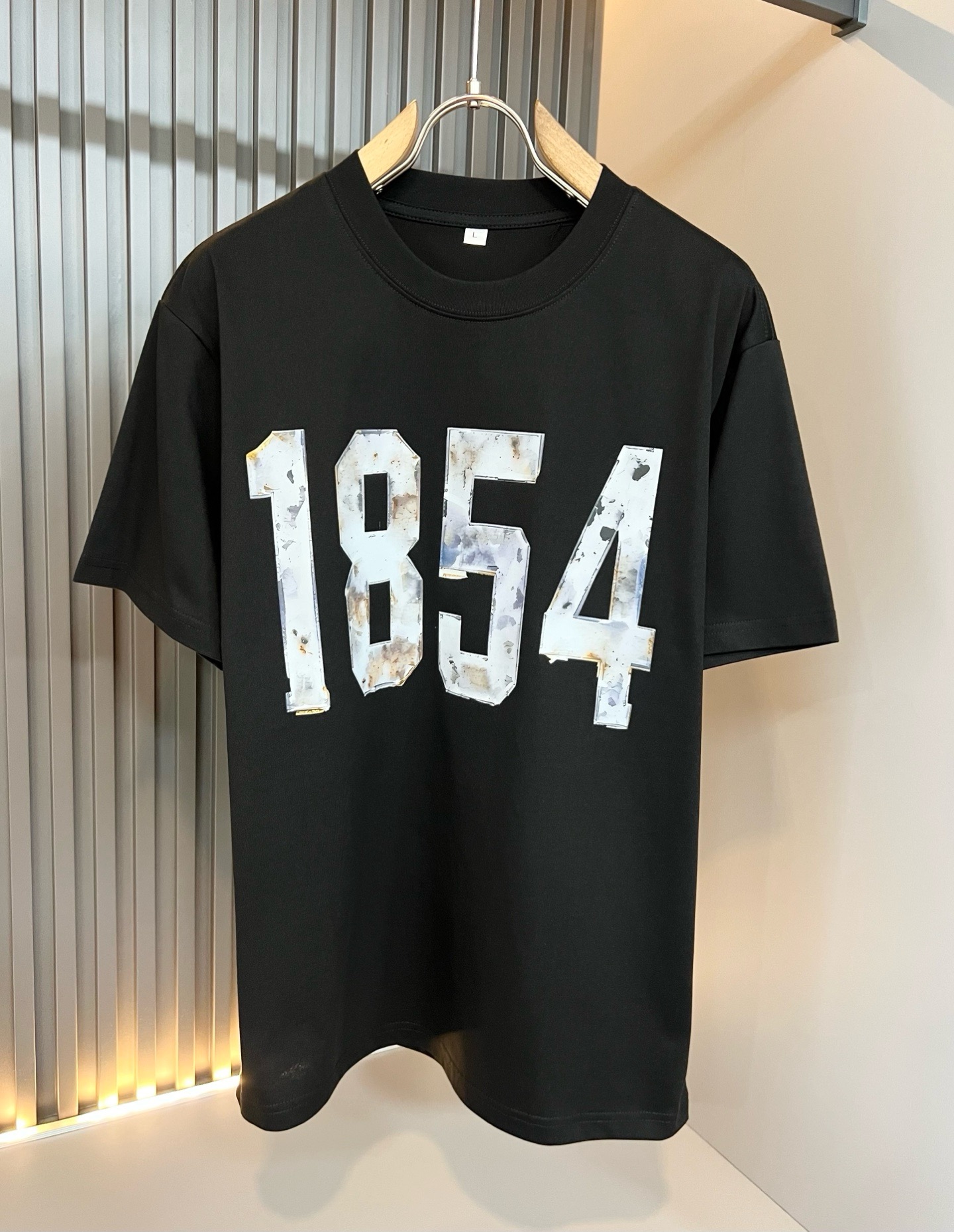 LouisVuitt*路易*登 2026春夏全新系列单品上线，非常时髦前卫的一款男女同款短袖T恤，标识l