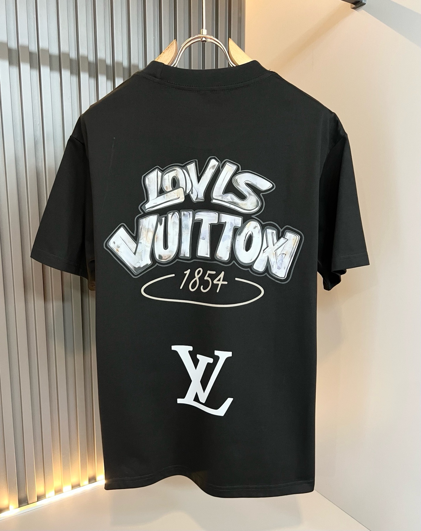 LouisVuitt*路易*登 2026春夏全新系列单品上线，非常时髦前卫的一款男女同款短袖T恤，标识l