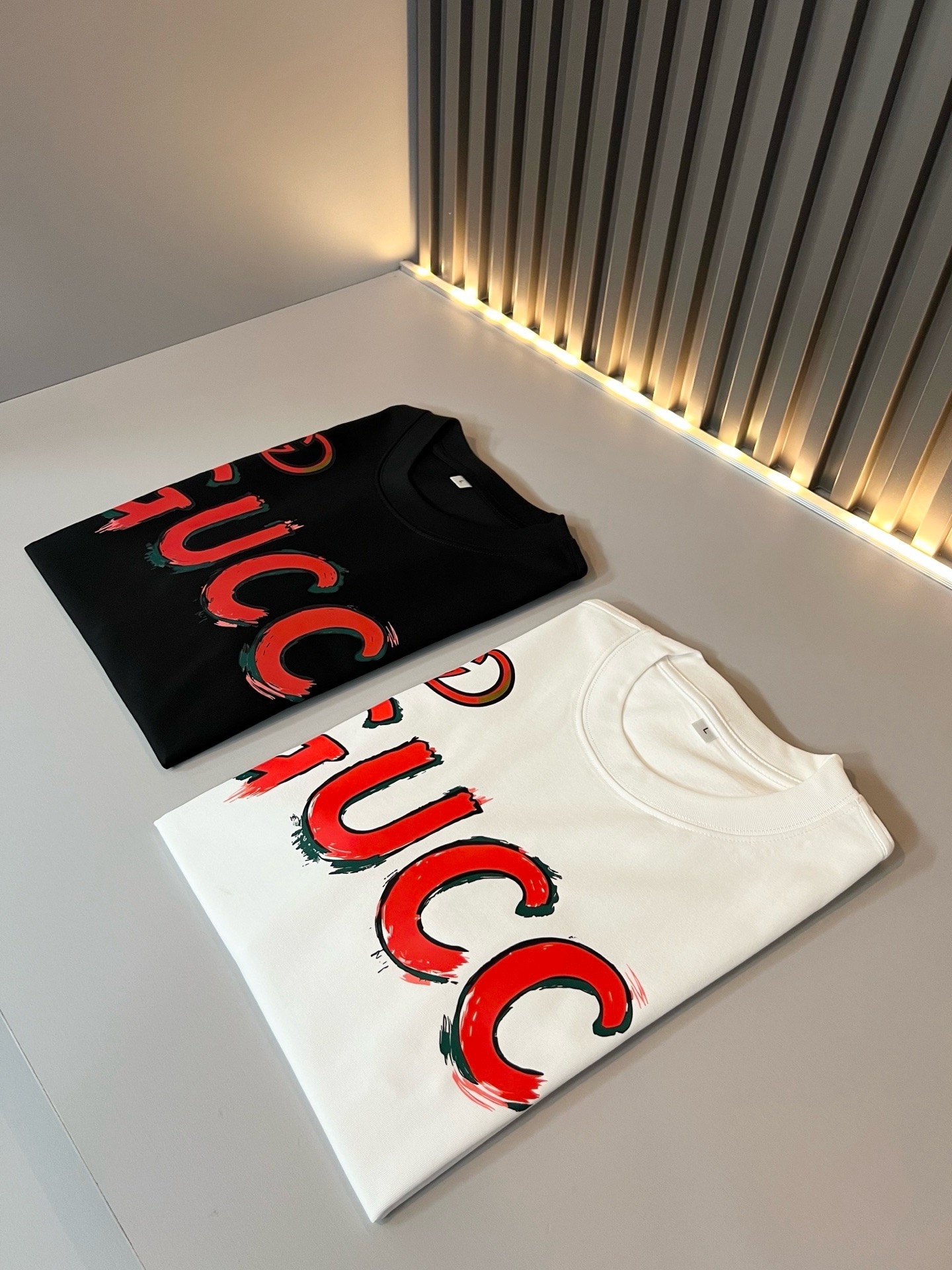Gucc*古家 2026春夏新款男女同情侣款👫休闲宽松棉质圆领短袖T恤衫！贸易公司渠道稀出，同步官网发售