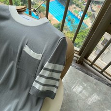 ThomBrow*e汤姆*朗 ~2026春夏新款短袖冰丝伊力特针织面料!官网同步有售,独特设计魅力,非常 ThomBrow*e汤姆*朗 ~2026春夏新款短袖冰丝伊力特针织面料!官网同步有售,独特设计魅力,非常