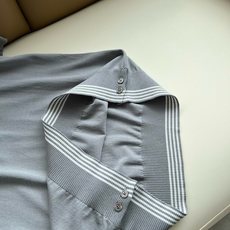 ThomBrow*e汤姆*朗 ~2026春夏新款短袖冰丝伊力特针织面料!官网同步有售,独特设计魅力,非常 ThomBrow*e汤姆*朗 ~2026春夏新款短袖冰丝伊力特针织面料!官网同步有售,独特设计魅力,非常