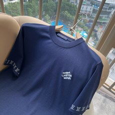 Louis Vuit*on 2026春夏伊力特针织短Polo衫,路易家族的新高端,细节品质永远的那么完美 Louis Vuit*on 2026春夏伊力特针织短Polo衫,路易家族的新高端,细节品质永远的那么完美