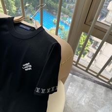 Louis Vuit*on 2026春夏伊力特针织短Polo衫,路易家族的新高端,细节品质永远的那么完美 Louis Vuit*on 2026春夏伊力特针织短Polo衫,路易家族的新高端,细节品质永远的那么完美