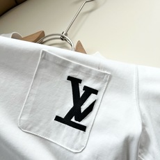 LouisVuitt*路易*登 2026春夏全新系列单品上线,非常时髦前卫的一款男女同款短袖T恤,标识l LouisVuitt*路易*登 2026春夏全新系列单品上线,非常时髦前卫的一款男女同款短袖T恤,标识l