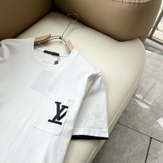 LouisVuitt*路易*登 2026春夏全新系列单品上线,非常时髦前卫的一款男女同款短袖T恤,标识l LouisVuitt*路易*登 2026春夏全新系列单品上线,非常时髦前卫的一款男女同款短袖T恤,标识l