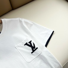 LouisVuitt*路易*登 2026春夏全新系列单品上线,非常时髦前卫的一款男女同款短袖T恤,标识l LouisVuitt*路易*登 2026春夏全新系列单品上线,非常时髦前卫的一款男女同款短袖T恤,标识l