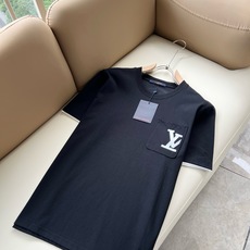 LouisVuitt*路易*登 2026春夏全新系列单品上线,非常时髦前卫的一款男女同款短袖T恤,标识l LouisVuitt*路易*登 2026春夏全新系列单品上线,非常时髦前卫的一款男女同款短袖T恤,标识l