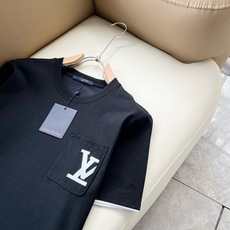LouisVuitt*路易*登 2026春夏全新系列单品上线,非常时髦前卫的一款男女同款短袖T恤,标识l LouisVuitt*路易*登 2026春夏全新系列单品上线,非常时髦前卫的一款男女同款短袖T恤,标识l