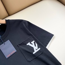 LouisVuitt*路易*登 2026春夏全新系列单品上线,非常时髦前卫的一款男女同款短袖T恤,标识l LouisVuitt*路易*登 2026春夏全新系列单品上线,非常时髦前卫的一款男女同款短袖T恤,标识l