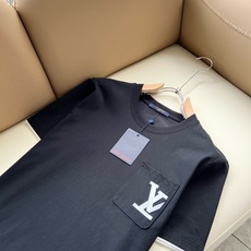LouisVuitt*路易*登 2026春夏全新系列单品上线,非常时髦前卫的一款男女同款短袖T恤,标识l LouisVuitt*路易*登 2026春夏全新系列单品上线,非常时髦前卫的一款男女同款短袖T恤,标识l