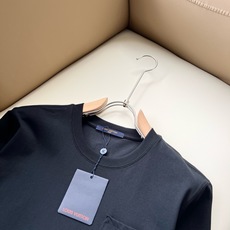 LouisVuitt*路易*登 2026春夏全新系列单品上线,非常时髦前卫的一款男女同款短袖T恤,标识l LouisVuitt*路易*登 2026春夏全新系列单品上线,非常时髦前卫的一款男女同款短袖T恤,标识l