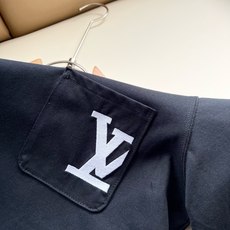LouisVuitt*路易*登 2026春夏全新系列单品上线,非常时髦前卫的一款男女同款短袖T恤,标识l LouisVuitt*路易*登 2026春夏全新系列单品上线,非常时髦前卫的一款男女同款短袖T恤,标识l