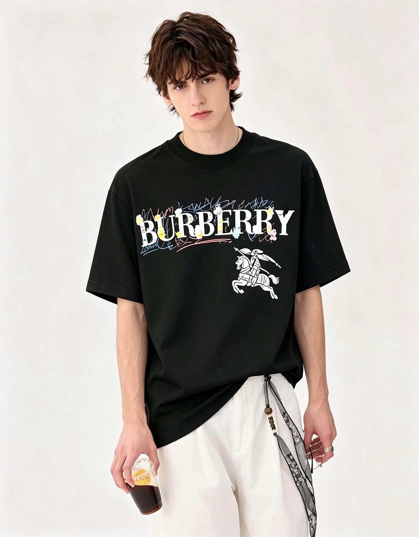 NO:936143,BURBER*Y's 2026 spring and summer new unisex short-sleeved T-shirt is a big hit. It is made of the recently popular environmentally friendly pure cotton fabric. It is a high-end outdoor sports and leisure series. It is a very hot sports trend!  BUR's latest research and development of special materials, logo pattern printing design!  The fabric is also called memory cloth, which refers to the fabric with morphological memory function. It beats all versions on the market instantly. It can only be said that it is not on the same level at all. Whether it is the material, the degree of detail restoration and the craftsmanship, it is not afraid of any challenges, just to provide everyone with wonderful products. As always, it is consistent and implemented.  A style of BUR's core concept will be tightly tied to fashion, always maintaining a perfect, simple but not simple design style, which perfectly meets your daily needs. Size: M-4XL,, burberry, T-shirt, tees, t-shirt,19860909BURBER*Y巴*莉2026春夏新品男女同款短袖T恤,重磅来袭,最近比较火热的环保纯棉面料制作而成,高端户外运动休闲系列,非常火热运动风潮！BUR最新研发的特殊材质,标志logo图案印花设计！面料也叫记忆布,是指具有形态记忆功能的面料,秒杀市面上一切版本,只能说根本就不是一个级别的存在,不管是材质还是细节还原度以及工艺制作方面,不惧任何挑战,只为给大家奉献绝妙产物一如既往,始终如一,贯彻了BUR核心理念的一个款式将与时尚紧紧的捆绑在一起,时刻保持完美,简约而不简单的的设计风格,完美的满足了你日常所需要的穿搭.尺码:M-4XL,,burberry,T-shirt,tees，t-shirt,,Men's clothing