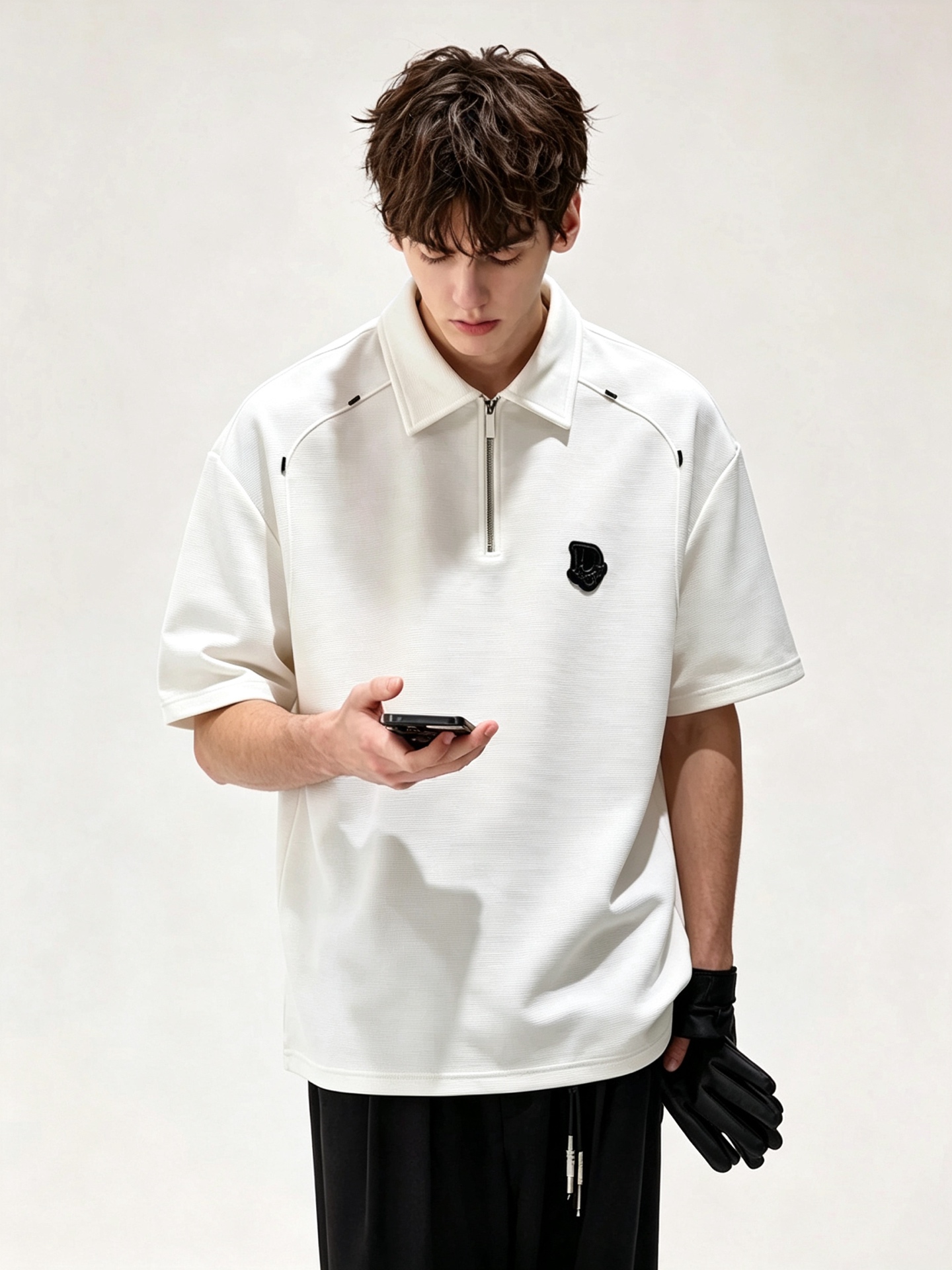 NO:936148,Di*r Dijia's 2026 spring and summer new men's Polo shirts, there are many simple solid color fashionable models. Many design masters have an inseparable feeling for solid colors. This is a tribute to tradition and a nostalgia for the mood~ In fact, the nostalgia of the design also determines the tone of the work. The work I want to talk about today is a new work brought by Dio*~~ It can be said to be a style work that can be used for business or leisure. Simple iconic logo badge design on the shoulder!  The exquisite workmanship is worthy of careful consideration. It can be said that it is an extremely accurate setting of the simple style. A simple and casual tone is very accurate. The imported pique cotton fabric is soft and comfortable. The classic POLO shirt lapel design is impeccable in workmanship. It is not monotonous and looks more high-end. It originally exudes a fashionable temperament. Coupled with its soft and comfortable fabric, the wearing experience of the whole piece is taken to a higher level~ The control of style and tone is very accurate!  !  The first choice for shopping~~ Exclusive on the entire network, sizes M-3XL, dior, dior,19860909Di*r迪家 2026春夏新款男士Polo衫,简约纯色时尚款不乏有许多设计大咖们都对于纯色都有着难以割舍的情怀.这是一种对于传统的致敬,也是一种对于情调的怀旧~其实,设计的怀旧感很大部分也决定了作品的基调.今天要说的这件作品,就是由Dio*带来的新作~~可以说是一件可商务可休闲的风格作品.肩膀简单标志性logo徽章设计！精致的做工值得细品,可以说是一次极为准确的简洁风定调.一种简洁&休闲的基调已经十分准确了.进口珠地棉面料,质地柔软舒适.经典POLO衫翻领设计,做工无可挑剔.不单调的同时更显高端.本来散发的就是一种时尚的气质,再加上其柔软舒适的面料,整件作品的穿搭体验,更上一层楼~对于风格的把控以及基调的石锤,更是非常只准确！！剁手首选好吧~~全网独家,尺码M-3XL,,dior,dior,,Men's clothing