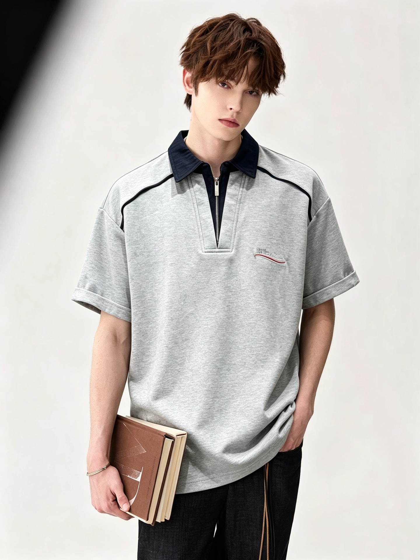 NO:936155,BALENCI*GA Paris* 2026 new spring and summer new men's and women's lapel short-sleeved T-shirts!  Fashionable casual short-sleeved T-shirt with catwalk pattern print!  Design a logo embroidery design!  It is highly designed and selected from 260g pure cotton fabrics supplied by customers. It feels soft and skin-friendly, comfortable and breathable. The real thing will definitely make you fall in love with it!  The round neck cut with loose shoulders and dropped shoulders, non-sexist style for couples to wear together, opens up a new fashion style!  Distinguish the market version of the high-definition series!  Size M-3XL,,balenciaga,T-shirt,tees,t-shirt,19860909BALENCI*GA巴黎*家 2026春夏新款男女同款翻领短袖T恤！走秀图案印花时尚休闲短袖T恤衫！设计logo刺绣设计！极具设计精选客供260g纯棉面料,手感柔软亲肤,着身舒适透气性都无法挑剔,实物绝对会让你爱不释手！宽松小落肩的圆领版型裁剪,无性别主义的情侣混穿款式,打开全新的时装新韵味！区别市场版本高定系列！尺码M-3XL,,balenciaga,T-shirt,tees，t-shirt,,Men's clothing