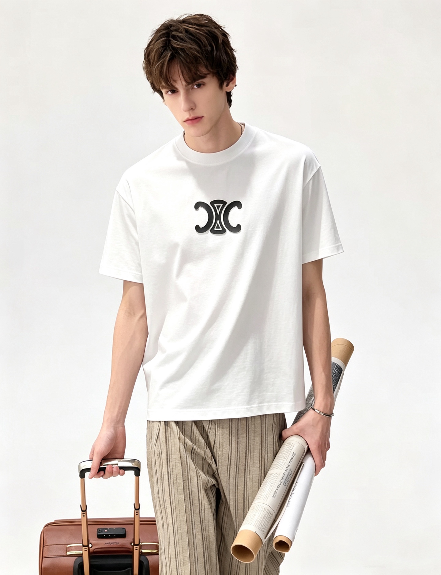 NO:936142,CELIN*Selin 2026 spring and summer new fashion casual round neck short-sleeved T-shirt, classic men's and women's short-sleeved couple's T-shirt!  Trading company channels are rare and available on the official website simultaneously!  Recommended new fashion styles for early spring in 2026. CE, which is becoming more and more young and new, not only retains the classics, but also continuously incorporates youthful elements. It is really exciting!  This latest short T-shirt for spring and summer is designed with classic Logo laminated technology on the chest!  The contrasting neckline design, which is simple yet high-end, is enough to highlight a new theme. The style setting is both retro and fashionable, and can be worn with various temperaments!  The clear and three-dimensional details of the logo highlight the perfect appearance and texture!  The 100% cotton fabric is custom-made and comes in a super white color. Please hurry up and take it away!  Size M-3XL,,celine,T-shirt,tees,t-shirt,19860909CELIN*瑟琳 2026春夏新款时尚休闲圆领短袖T恤,经典男女同款情侣短袖T恤衫！贸易公司渠道稀出,同步官网发售！26年早春时尚新款推荐,越来越向年轻新势力迸发的CE,除了保留经典的同时,不断融入年轻化元素,确实令人期待！这款春夏最新发售的短Tee,胸前经典Logo压胶工艺设计！搭色简约而又不失高级感的撞色领口设计,足以凸显出全新的主题,复古与时髦兼顾的风格设定,可以应对各种气质范儿穿搭！logo清晰立体的细节,凸显完美的品相与质感！客供定织全棉面料,并且超级显白配色,各位抓紧时间带走吧！尺码M-3XL,,celine,T-shirt,tees，t-shirt,,Men's clothing